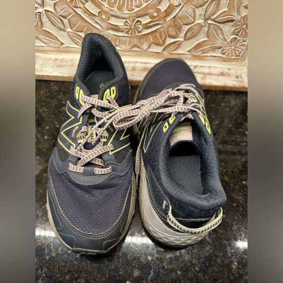 New Balance Women’s Size 9 Trail Sneaker - Picture 4 of 7